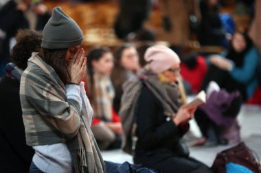 Leonhardskirche 'de. Taize 'nin Avrupa Gençlik Toplantısı Basel' de. Dua eden genç hacılar. İsviçre. 