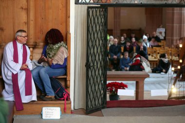 Leonhardskirche 'de. Taize 'nin Avrupa Gençlik Toplantısı Basel' de. Uzlaşma ayini için. Basel. İsviçre. 