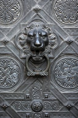 Basel Katedrali Papazı. Aslan başlı kapı tokmağı. İsviçre. 