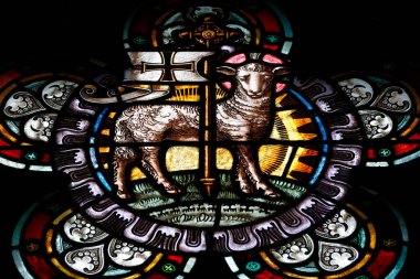 Kutsal Üçlü Kilisesi. Lekeli cam pencere. Tanrı 'nın kuzusu. Cenevre. İsviçre. 