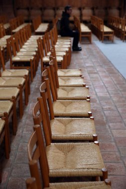 Leonhardskirche 'de. Kilisede boş sandalyeler. Basel. İsviçre. 
