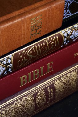 Kutsal kitap yığını: İncil ve Kuran. Hristiyanlık ve İslam. Dinlerarası ve dini semboller. 