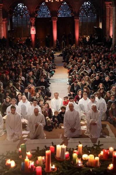 Basel Katedrali Papazı. Taize 'nin Avrupa Gençlik Toplantısı Basel' de. Taize cemaatinin baş rahibi Alois ile öğle namazına gelen hacılar. İsviçre. 