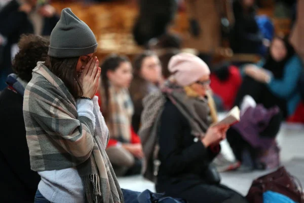 Leonhardskirche Encuentro Europeo Jóvenes Taize Basilea Jóvenes Peregrinos Rezando Suiza —  Fotos de Stock