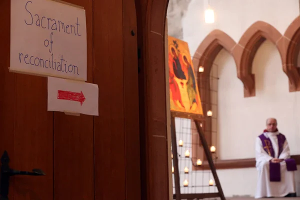 Leonhardskirche Encuentro Europeo Jóvenes Taize Basilea Sacramento Reconciliación Basilea Suiza —  Fotos de Stock