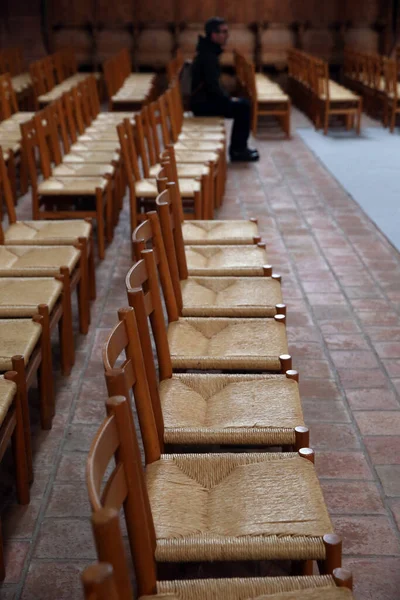 Leonhardskirche 'de. Kilisede boş sandalyeler. Basel. İsviçre. 
