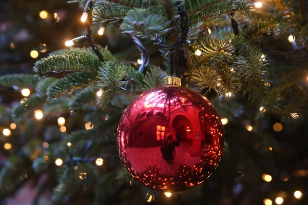 Κοντινό Πλάνο Του Χριστουγεννιάτικου Στολισμού Στο Δέντρο Βασιλεία Ελβετία — Φωτογραφία Αρχείου