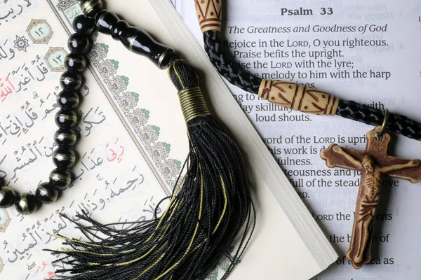 기독교 이슬람교 일부일처제의 기도용 구슬이야 종교적 상징물 — 스톡 사진