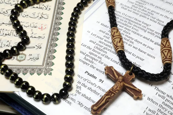 Hristiyanlık, İslam 2 tek tanrılı dinler. İncil ve Kuran. Haç ve tespih. Dinlerarası ve dini semboller. 