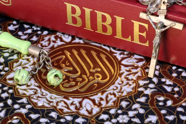 Chrześcijaństwo Islam Religie Monoteistyczne Biblia Koran Krucyfiks Kulki Modlitewne Symbole — Zdjęcie stockowe