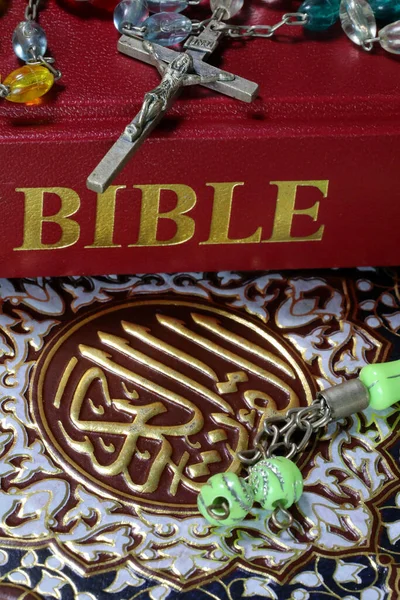 Cristianismo Islã Religiões Monoteístas Bíblia Alcorão Crucifixo Pérolas Oração Interfé — Fotografia de Stock