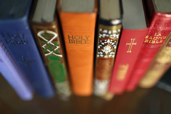Pilha Livros Sagrados Bíblia Alcorão Cristianismo Islã Interfé Símbolos Religiosos — Fotografia de Stock
