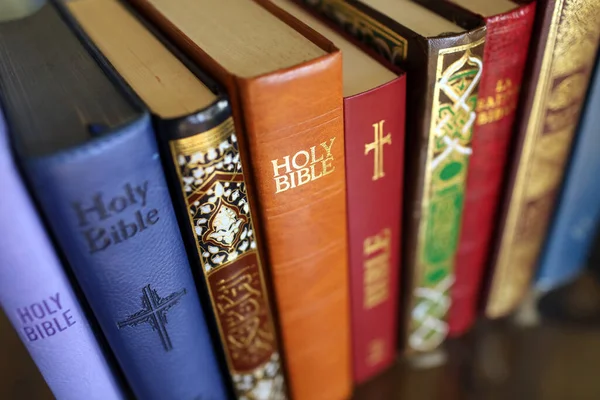 Stapel Heilige Boeken Bijbel Koran Christendom Islam Interreligieuze Religieuze Symbolen — Stockfoto