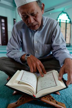 Mescidi El Rhim Camii. İmam Kuran okuyor. Ho Chi Minh Şehri. Vietnam.