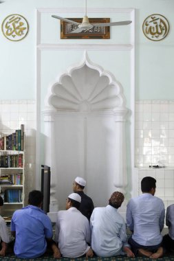 Saigon Merkez Camii. Müslüman erkekler dua ediyor. Ho Chi Minh Şehri. Vietnam.