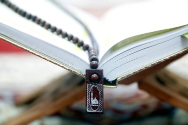 Kutsal Kur 'an ve tahtanın üzerinde tespih. 