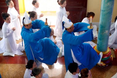 Cao Dai tapınağı. Tapanlar hizmette. Phu Quoc. Vietnam.