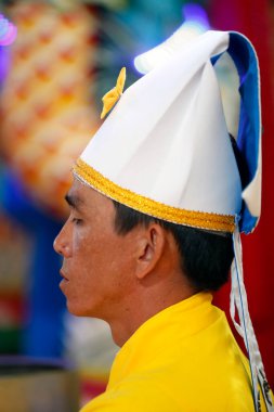 Cao Dai tapınağı. Papaz hizmetinizde. Phu Quoc. Vietnam.