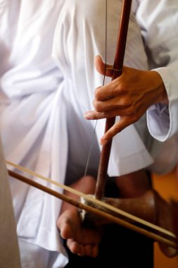 Cao Dai tapınağı. Cao Dai 'ye tapan kişi hizmette müzik çalıyor. Phu Quoc. Vietnam.