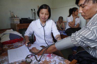 Meryem 'in Fransiskan misyonerleri tarafından işletilen ücretsiz sağlık kliniği. Tıbbi danışmanlık. Dalat. Vietnam. 