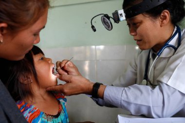 Meryem 'in Fransiskan misyonerleri tarafından işletilen ücretsiz sağlık kliniği. Tıbbi danışmanlık. Dalat. Vietnam. 