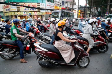 Kaotik sokak trafiğinde motosikletler. Ho Chi Minh Şehri. Vietnam.