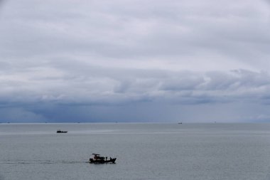 Muson mevsimi. Güney Çin Denizi 'nde balıkçı teknesi. Phu Quoc. Vietnam.