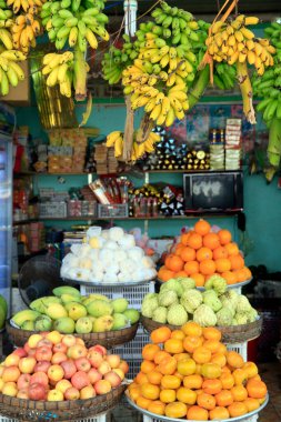 Duong Dong kasabasında sabah pazarı. Tropik meyveler. Phu Quoc. Vietnam.