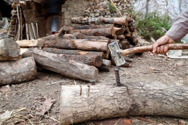 Ahşap fabrikasında çalışan bir adam. Yakın plan. Bac Son. Vietnam.