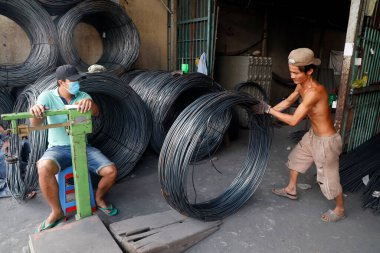 İnşaat endüstrisini güçlendirmek için çelik inşaat demiri. İnşaat işçileri. Ağırlık ölçeği. Cai Be. Vietnam. 