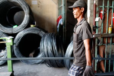 İnşaat endüstrisini güçlendirmek için çelik inşaat demiri. İnşaat işçisi. Cai Be. Vietnam. 