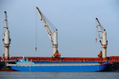 Saigon limanı. Vinçli gemi. Vietnam.