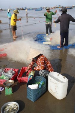 Balıkçılar balık ağı hazırlıyor. Vung Tau. Vietnam. 