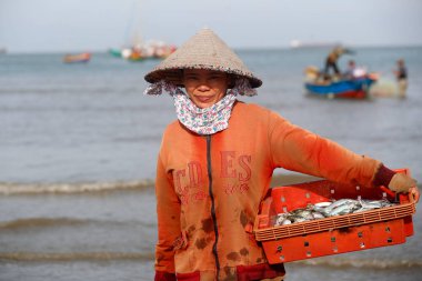 Balık tutan kadın. Vung Tau. Vietnam. 