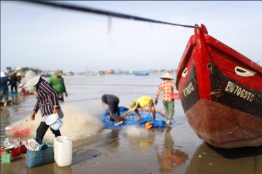 Uğurlu gözlerle boyanmış renkli bir balıkçı teknesi. Bai Truoc Sahili. Vung Tau. Vietnam. 