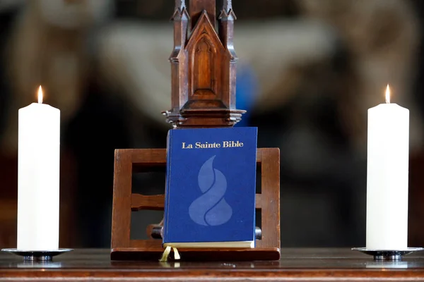 Bougies Église Bible Sur Autel Strasbourg France — Photo