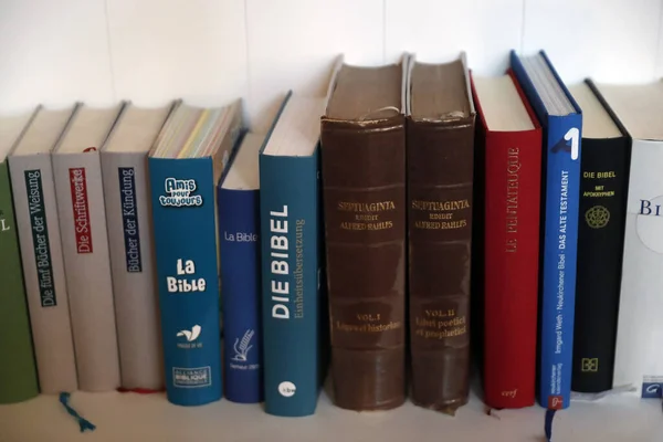 Santa Biblia Diferentes Idiomas Estrasburgo Francia —  Fotos de Stock