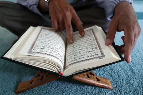 Masjid Rahim Mosque Imam Reading Holy Quran Chi Minh City — Stock Photo, Image