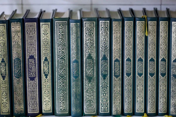 Книги Святої Корану Мечеті — стокове фото