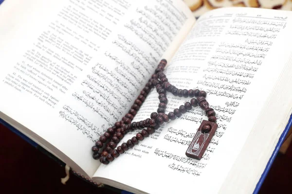 Heiliger Koran Übersetzt Englische Version Und Muslimische Gebetsperlen — Stockfoto