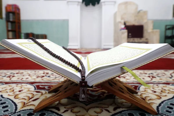 Sebuah Quran Suci Terbuka Dan Tasbih Muslim Atas Kayu Berdiri — Stok Foto