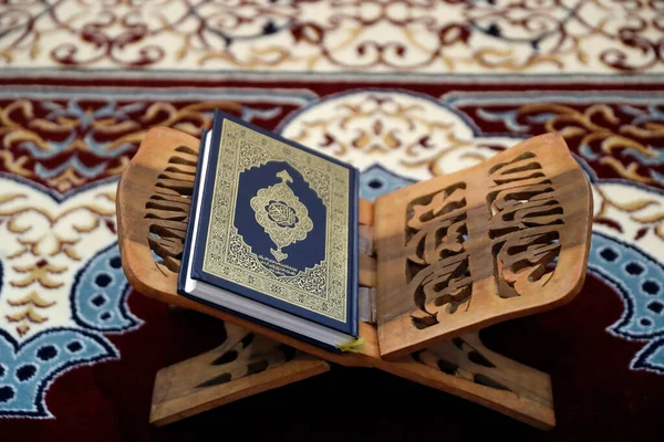 Święty Koran Drzewnej Podstawce — Zdjęcie stockowe