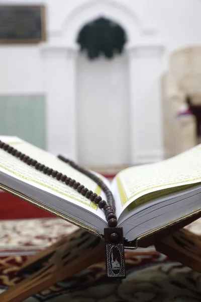 Sacro Corano Aperto Una Preghiera Musulmana Perline Supporto Legno Con — Foto Stock