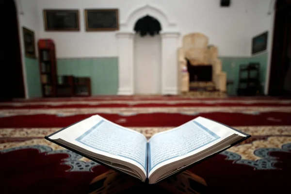 Otwarty Święty Koran Drewnianej Podstawce Mihrab Tle — Zdjęcie stockowe