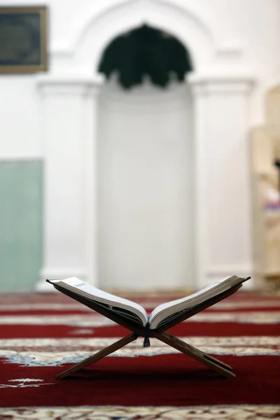 Open Holy Quran Wood Stand Mihrab Background — Stock Photo, Image