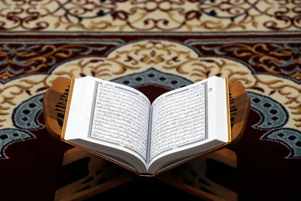 Sagrado Corán Abierto Sobre Soporte Madera Símbolo Del Islam —  Fotos de Stock