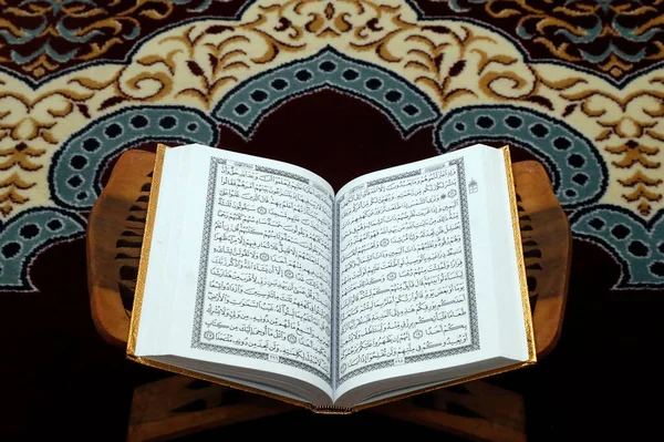 Sebuah Quran Suci Terbuka Pada Berdiri Kayu Simbol Islam — Stok Foto