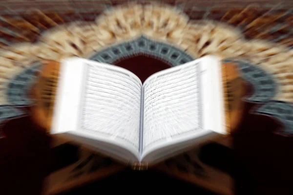 Ein Offener Heiliger Koran Auf Holzständern Symbol Des Islam — Stockfoto