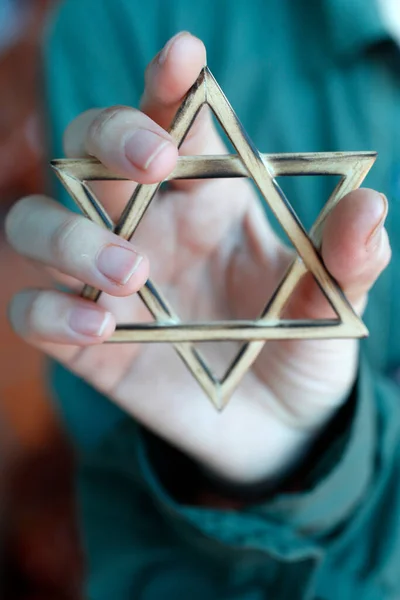 Γυναίκα Ένα Εβραϊκό Αστέρι Στο Χέρι — Φωτογραφία Αρχείου