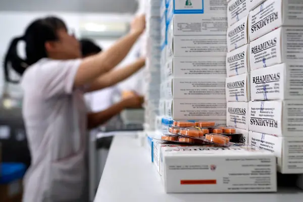 医院药房 药物起泡包和药剂师在工作 胡志明市越南 — 图库照片